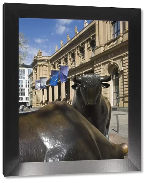Germany, Hessen, Frankfurt-am-Main, Borse stock exchange, bull and bear statue