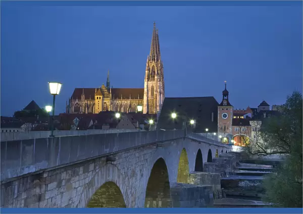 Dom, St. Peter cathedral & Medievil Stone Bridge, Regensburg, Bayaern  /  Bavaria, Germany
