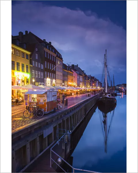 Denmark, Zealand, Copenhagen, Nyhavn harbor, evening