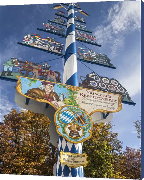 Germany, Bavaria, Munich, Viktualienmarkt, food market, Bavarian maypole