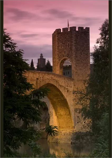 Spain, Catalunia (Catalunya), Besalu, Pont Vell (Old Bridge) over Fluvia River
