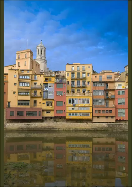 Spain, Catalunia (Catalunya), Girona, River Onyar