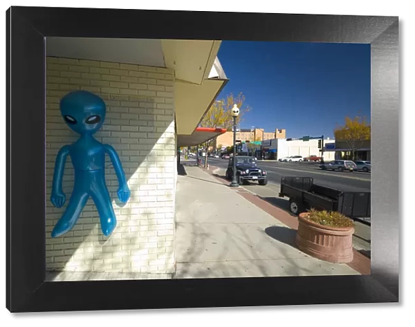 USA, New Mexico, Roswell, Alien in shop doorway