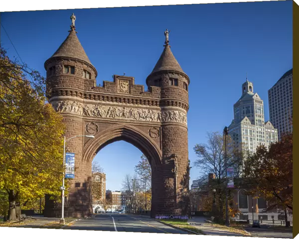 USA, Connecticut, Hartford, Bushnell Park, Soldiers and Sailors Memorial Arch, autumn