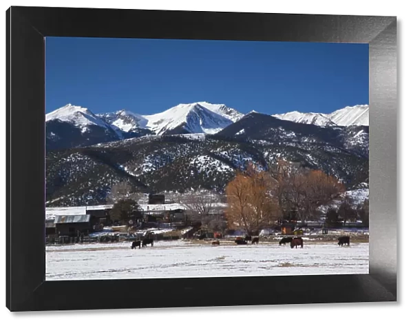 USA, Colorado, Coaldale, ranch and Sangre de Cristo Mountains, winter