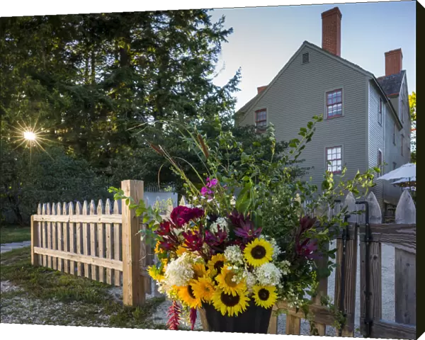 USA, New Hampshire, Portsmouth, bouquet of flowers in the historic quarter