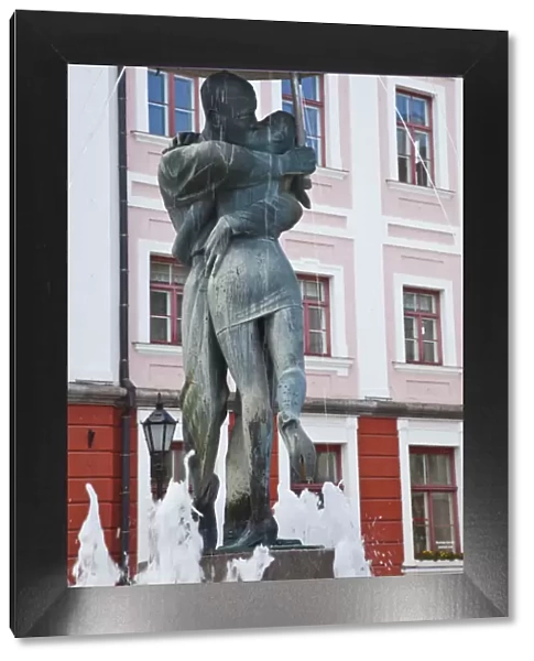 Estonia, Southeastern Estonia, Tartu, Raekoja Plats, Town Hall Square, Kissing Students