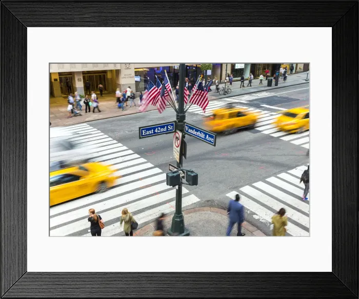 Framed Print : Busy pedestrian crossing, Central Manhattan, New York, USA Framed Print : Busy pedestrian crossing, Central Manhattan, New York, USA