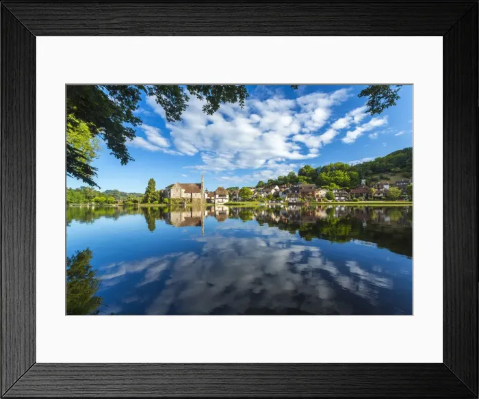 Framed Print : Chapelle des Penitente, Dordogne & houses in the town of Beulieu sur-Dordogne, Correze Framed Print : Chapelle des Penitente, Dordogne & houses in the town of Beulieu sur-Dordogne, Correze
