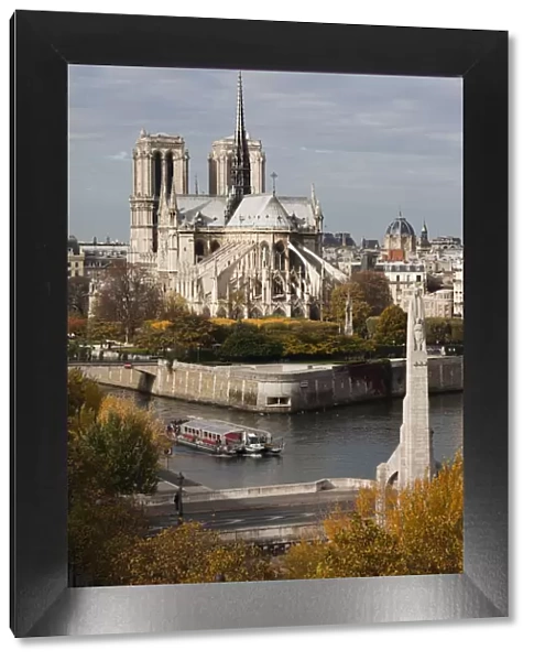 France, Paris, elevated view of the Cathedrale Notre Dame and the Pont de la Tournelle