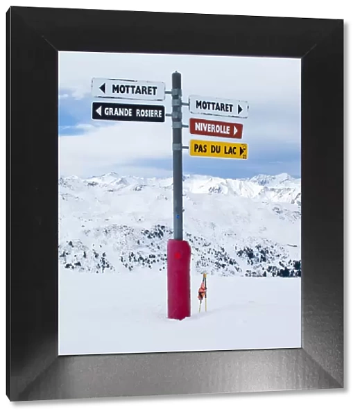 Signpost for skiers on the pistes above Meribel-Mottaret, Meribel, Three Valleys