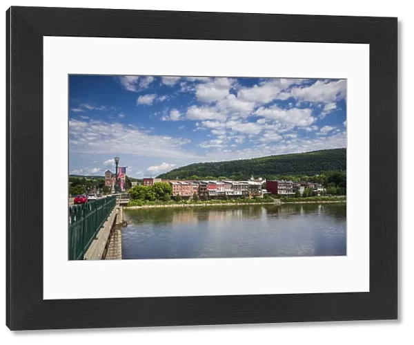 USA, New York, Finger Lakes Region, Owego, town view along Susquehana River