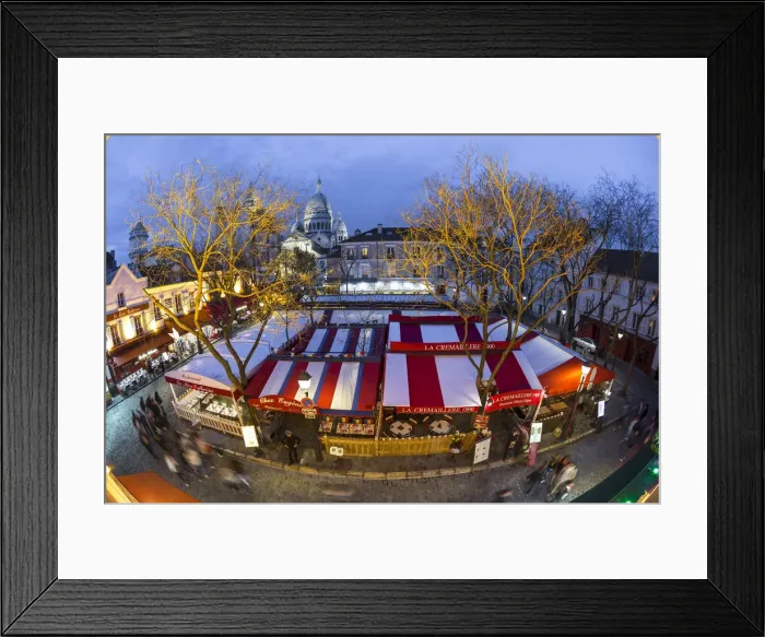Framed Print : Cafe and street scene in Montmartre, Paris, France, Europe - Time lapse Framed Print : Cafe and street scene in Montmartre, Paris, France, Europe - Time lapse