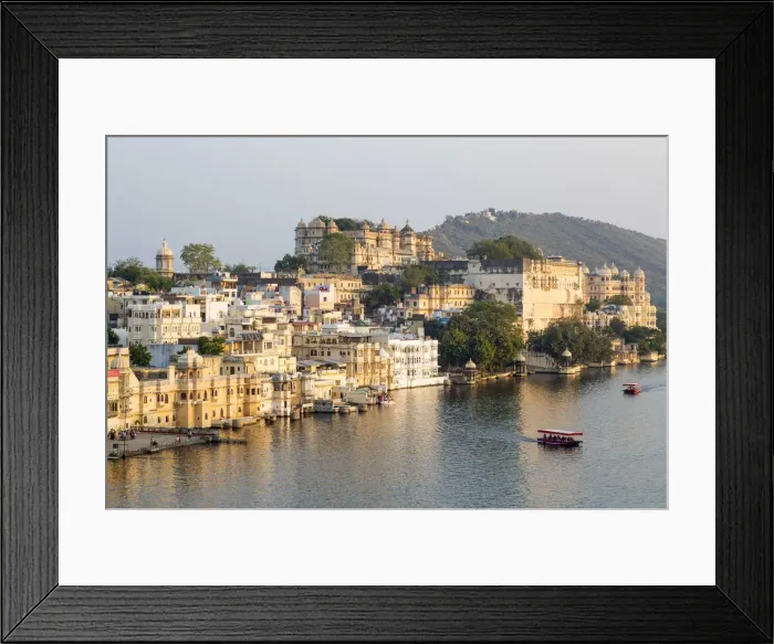Framed Print : Lake Pichola and the City Palace in Udaipur, Rajasthan, India Framed Print : Lake Pichola and the City Palace in Udaipur, Rajasthan, India