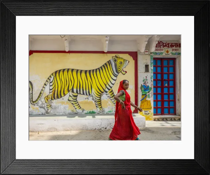 Framed Print : Street scene in the old town of Udaipur, Rajasthan, India Framed Print : Street scene in the old town of Udaipur, Rajasthan, India