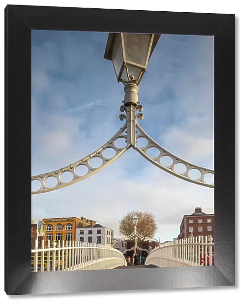 Ireland, Dublin, Hapenny Bridge over the River Liffey, lamp