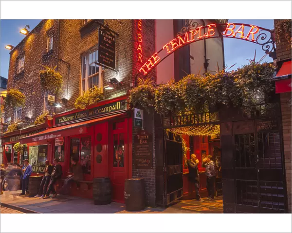 Ireland, Dublin, Temple Bar area, traditional pub exterior, The Temple Bar Pub, dusk