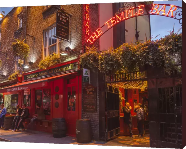 Ireland, Dublin, Temple Bar area, traditional pub exterior, The Temple Bar Pub, dusk