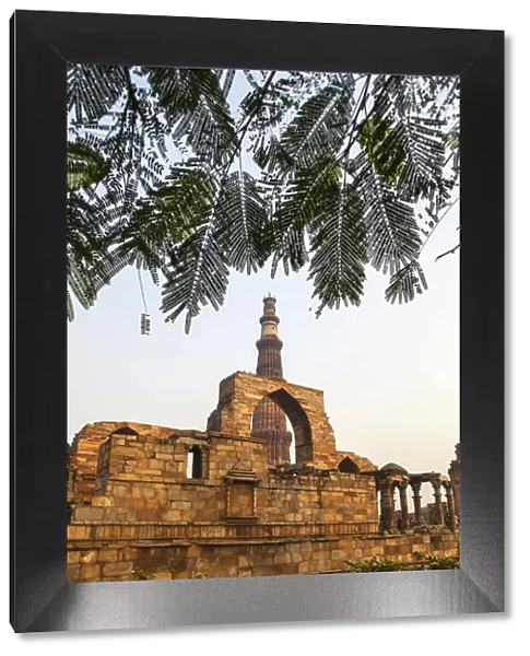 India, Delhi, New Delhi, Qutub Minar and Arch of Quqqat-Ul-Islam Mosque