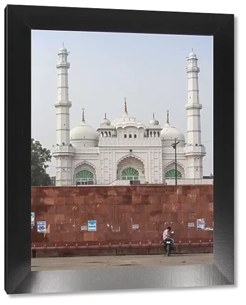 India, Uttar Pradesh, Lucknow, Teele Wali Mosque or Mosque on the Mound