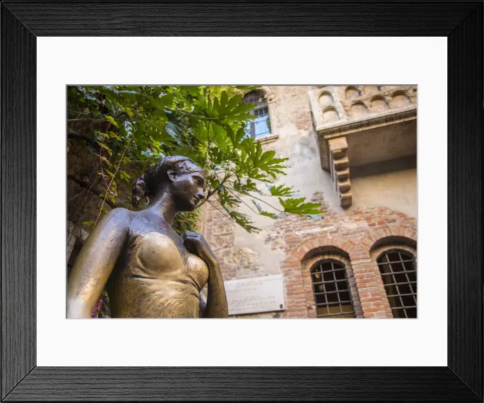 Framed Print : Bronze statue of Giullieta (of Romeo and Juliet fame), Casa Giullieta, Verona, Veneto