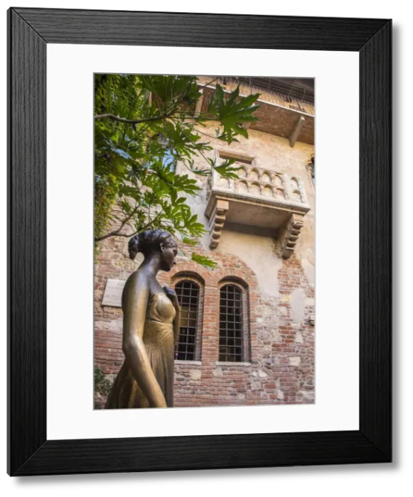 Framed Print : Bronze statue of Giullieta (of Romeo and Juliet fame), Casa Giullieta, Verona, Veneto Framed Print : Bronze statue of Giullieta (of Romeo and Juliet fame), Casa Giullieta, Verona, Veneto