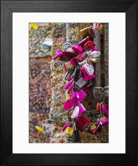 Framed Print : Graffiti and padlocks of love at the entrance of Casa Giullieta, Verona, Veneto, Italy Framed Print : Graffiti and padlocks of love at the entrance of Casa Giullieta, Verona, Veneto, Italy