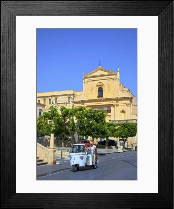 Framed Print : Tourists, Noto, Sicily, Italy, Southern, Europe Framed Print : Tourists, Noto, Sicily, Italy, Southern, Europe