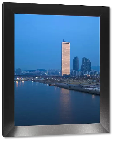 Korea, Seoul, Yeouido, 63 Building - one of Seouls most famous landmarks, on the banks