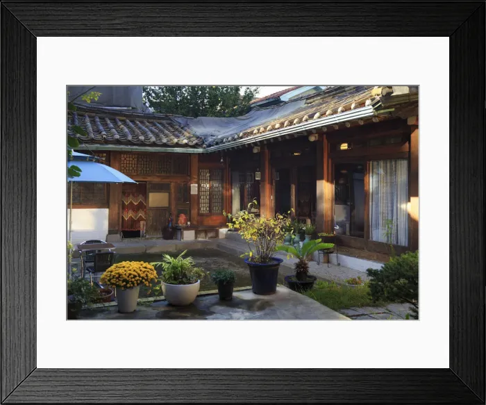 Framed Print : South Korea, Seoul, Bukchon hanok village, traditional teahouse Framed Print : South Korea, Seoul, Bukchon hanok village, traditional teahouse