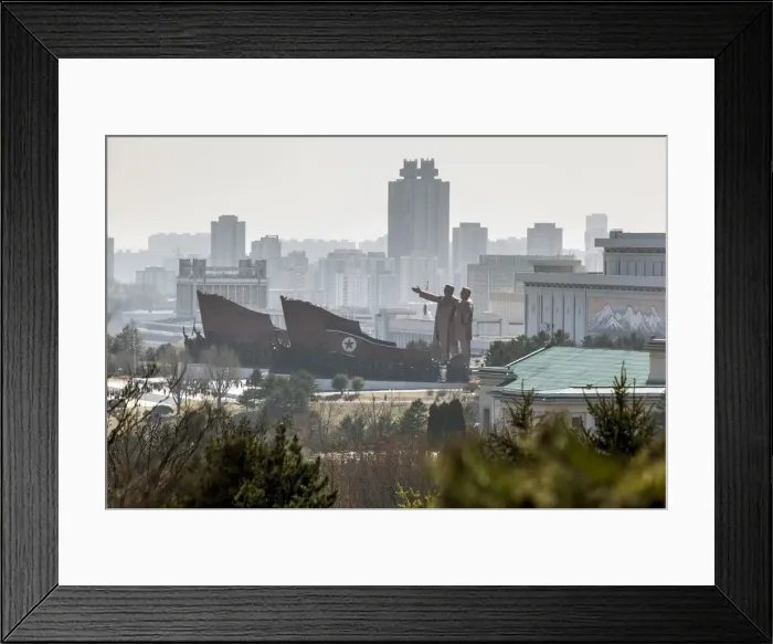 Framed Print : Mansudae Grand Monument, statues of former Presidents Kim Il-Sung and Kim Jong Il