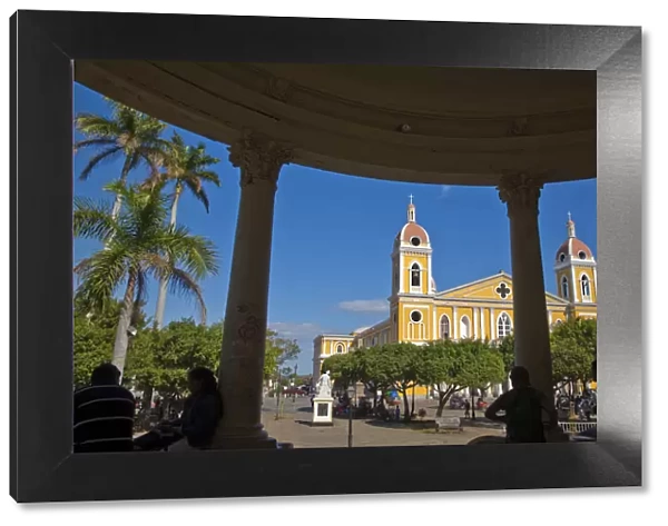 Nicaragua, Granada, Park Colon, Park Central, People sitting in bandstand looking