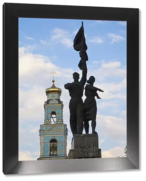 Russia, Ekaterinburg (Yekateringburg), Statue infront of Ascensin Cathedral