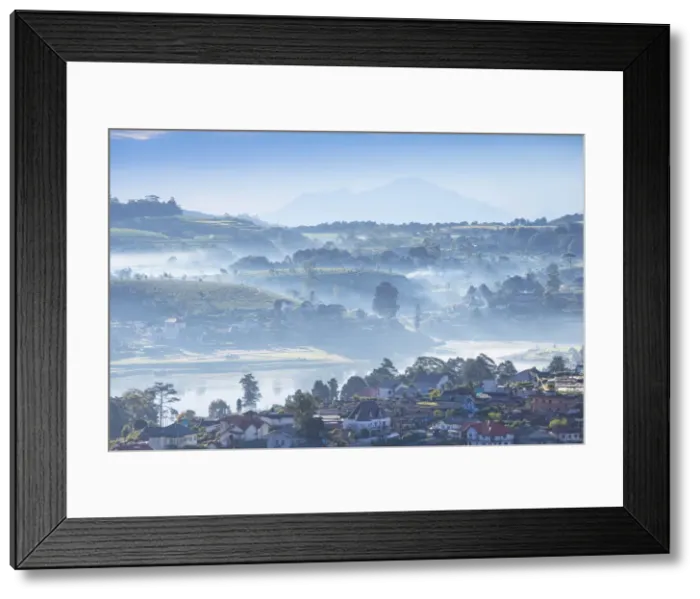 Framed Print : Sri Lanka, Nuwara Eliya, View of Gregory Lake