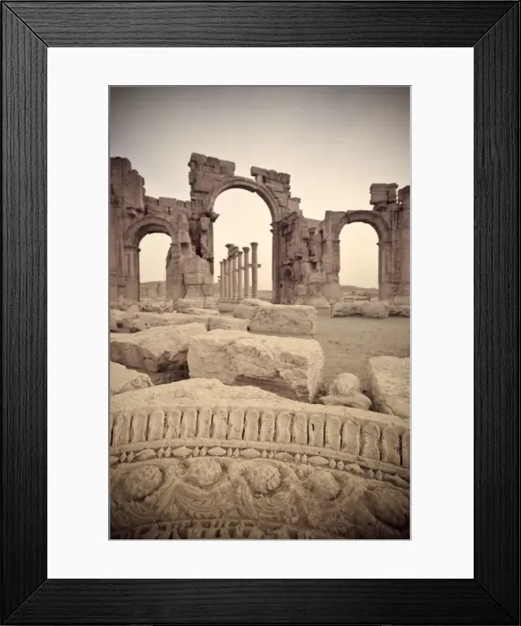 Framed Print : Syria, Palmyra ruins (UNESCO Site), Great Colonnade and Monumental Arch Framed Print : Syria, Palmyra ruins (UNESCO Site), Great Colonnade and Monumental Arch