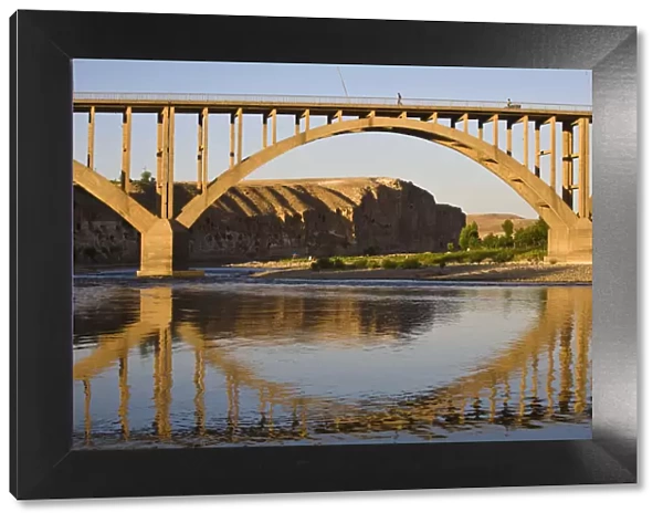 Turkey, Eastern Turkey, Hasankeyf, Modern bridge reflecting in Tigris River