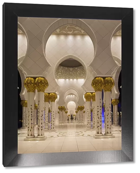 UAE, Abu Dhabi, Sheikh Zayed bin Sultan Mosque, arches, dusk