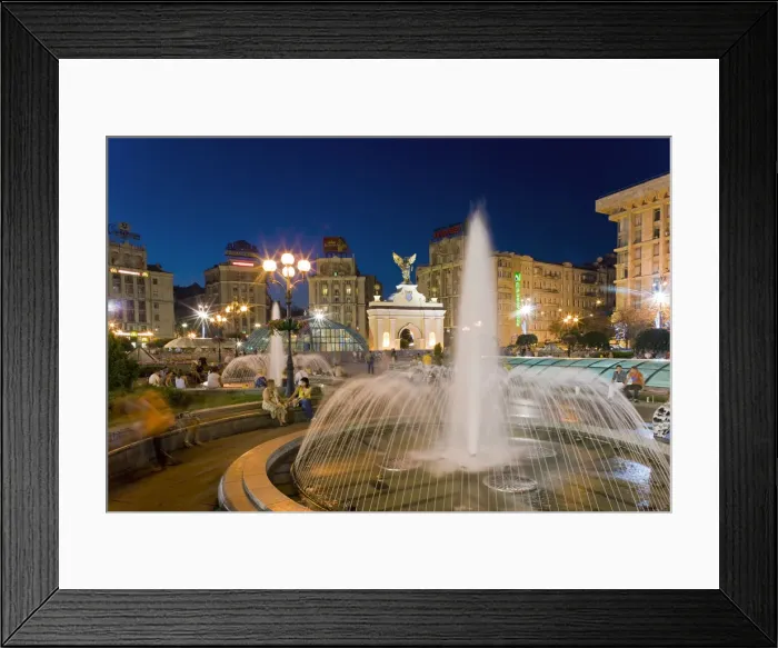 Framed Print : The fountains in Maidan Nezalezhnosti, (Independence Square), Kiev, Ukraine Framed Print : The fountains in Maidan Nezalezhnosti, (Independence Square), Kiev, Ukraine
