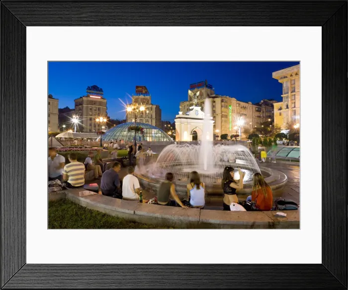 Framed Print : The fountains in Maidan Nezalezhnosti, (Independence Square), Kiev, Ukraine Framed Print : The fountains in Maidan Nezalezhnosti, (Independence Square), Kiev, Ukraine