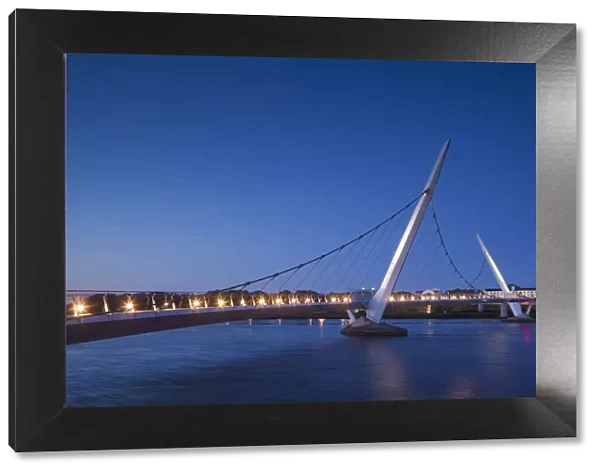 UK, Northern Ireland, County Londonderry, Derry, The Peace Bridge over the River Foyle