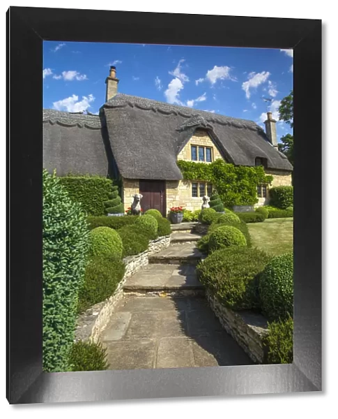 UK, England, Gloucestershire, Cotswold, Thatched house in Chipping Campden