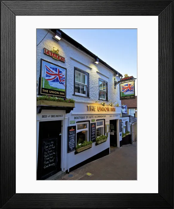 Framed Print : Pub, Cowes, Isle of Wight, United Kingdom