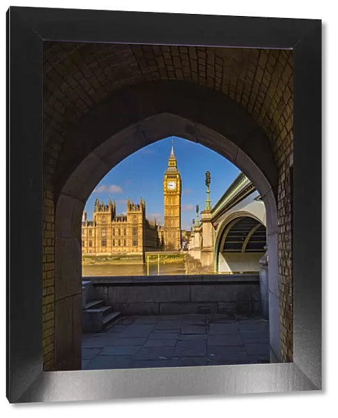 UK, England, London, Westminster Bridge over River Thames, Houses of Parliament, Big Ben