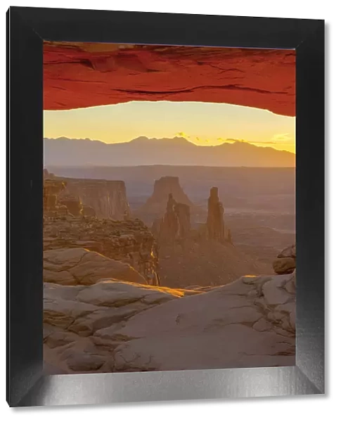 USA, Utah, Canyonlands National Park, Island in the Sky District, Mesa Arch, Sunrise