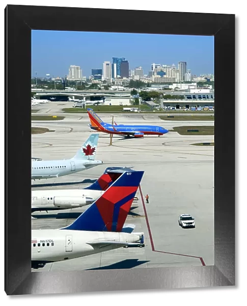 Florida, Fort Lauderdale Airport, Runways, Fort Lauderdale Skyline
