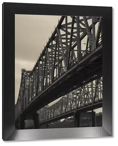USA, Mississippi, Natchez, Rt. 65 and 84 bridges over Mississippi River
