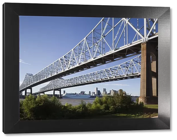 USA, Louisiana, New Orleans, the Greater New Orleans Bridge and Mississippi River