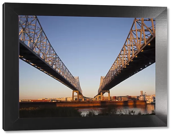 USA, Louisiana, New Orleans, Greater New Orleans Bridge and Mississippi River