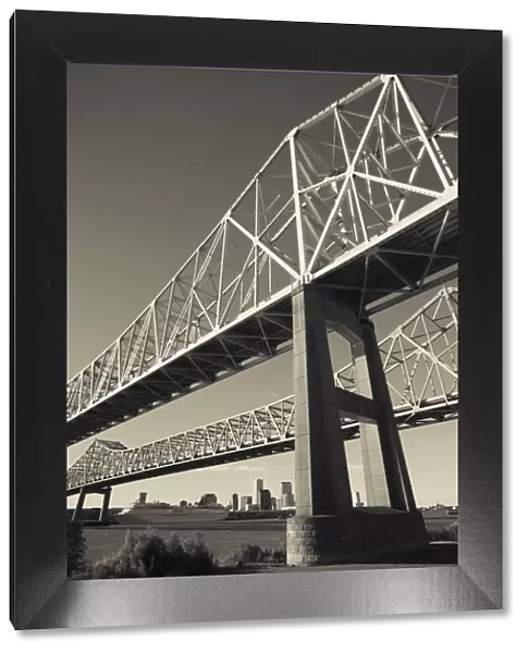 USA, Louisiana, New Orleans, the Greater New Orleans Bridge and Mississippi River