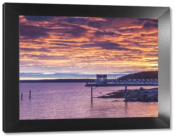 USA, Maine, Mt. Desert Island, Bar Harbor, view of Frenchman Bay, autumn, sunrise